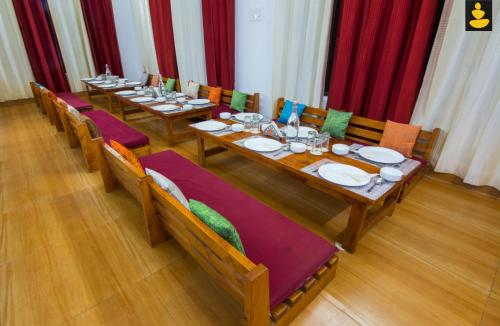 Restaurace v ubytování LivingStone Riverside Camping Bir
