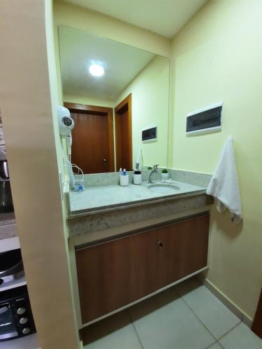 y baño con lavabo y espejo. en Flat Quartier Aldeia das Águas, en Barra do Piraí