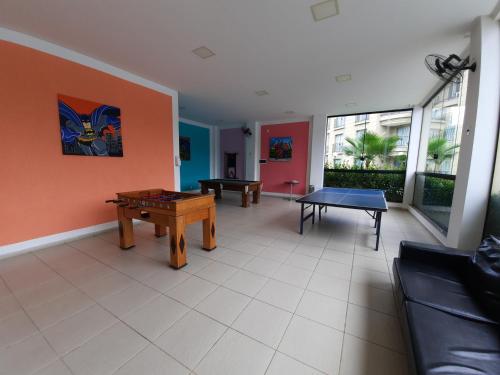 a living room with two ping pong tables at Flat Quartier Aldeia das Águas in Barra do Piraí