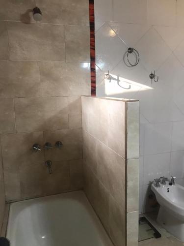 a bathroom with a bath tub and a sink at Casa Las Chulas in Ostende