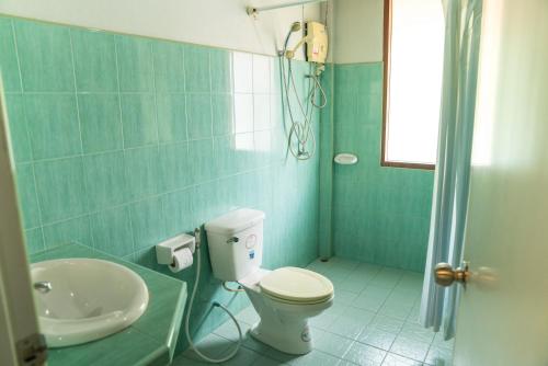 a bathroom with a toilet and a sink at Phangan Lodge in Ban Tai
