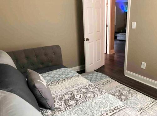 Una cama o camas en una habitación de Trinity One Apartments - Industrial Luxury