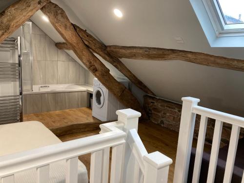La salle de bains est pourvue d'un escalier et d'une baignoire dans le grenier. dans l'établissement The Annex, à Carlisle