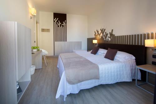 Un pat sau paturi într-o cameră la Hotel Desenzano