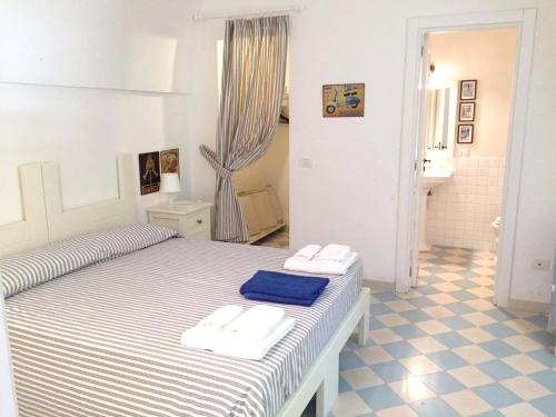 セルヴァ・ディ・ファザーノにある2 bedrooms appartement with shared pool and wifi at Selva di Fasano 9 km away from the beachのベッドルーム1室(ベッド1台、タオル2枚付)