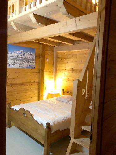 - un lit superposé en bois dans une cabane en rondins dans l'établissement Appartement convivial à Hauteluce 64 m² avec vue sur la montagne, à Hauteluce