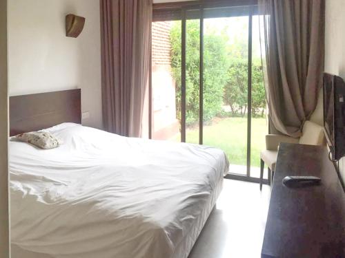 Säng eller sängar i ett rum på 3 bedrooms villa with private pool and enclosed garden at Marrakech