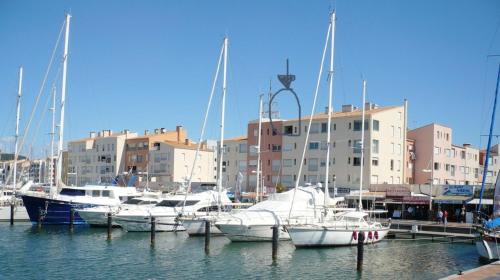 阿格德角的住宿－Appartement de 2 chambres avec vue sur la mer et balcon amenage a Cap d'Agde a 1 km de la plage，相簿中的一張相片