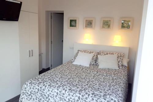 A bed or beds in a room at Spacious Apartment in Tarragona + Pool