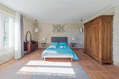 Ένα ή περισσότερα κρεβάτια σε δωμάτιο στο Villa charmante à Saint-Germain-d'Esteuil avec piscine privée