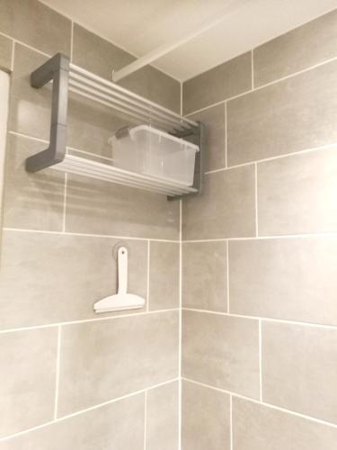 La salle de bains est pourvue d'une douche carrelée et d'une étagère. dans l'établissement Appartement convivial à La Plagne - 28 m² avec vue sur la montagne, à Mâcot La Plagne