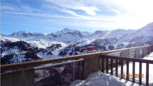 冬のAppartement d'une chambre a La Plagne Aime 2000 a 10 m des pistes avec vue sur la ville et terrasse amenageeの様子