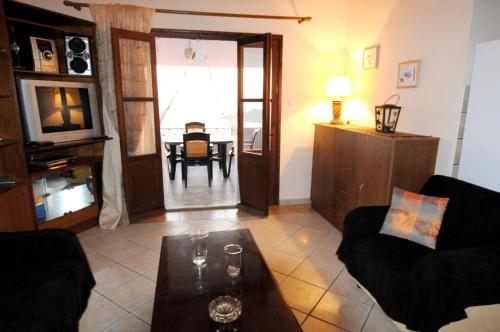 Posezení v ubytování Comfortable house in Mirties with terrace and parking