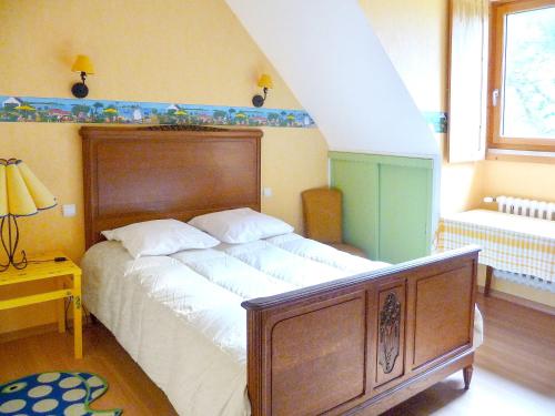 ein Schlafzimmer mit einem großen Bett in einem Zimmer in der Unterkunft Maison de 4 chambres avec jardin amenage a Plougrescant a 2 km de la plage in Plouguiel