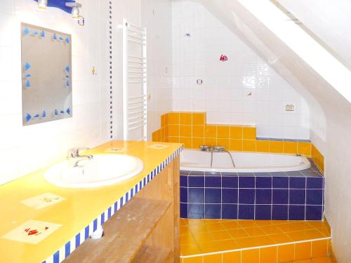 Salle de bains dans l'établissement Maison de 4 chambres avec jardin amenage a Plougrescant a 2 km de la plage