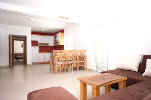 Fotografie z fotogalerie ubytování Spacious apartment in Žrnovo with shared pool 100 m² v destinaci Korčula