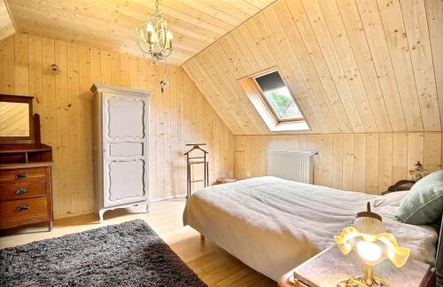 Tempat tidur dalam kamar di Maison de 6 chambres avec jacuzzi jardin amenage et wifi a Plougonven
