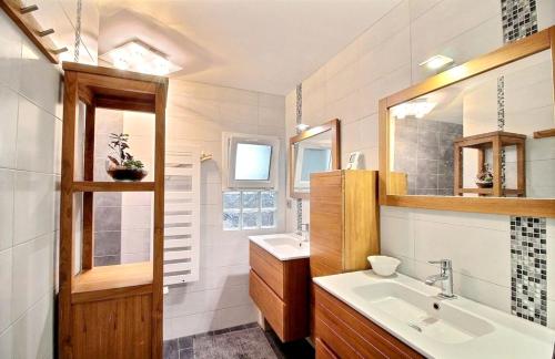 Ванная комната в Maison de 6 chambres avec jacuzzi jardin amenage et wifi a Plougonven