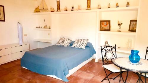 En eller flere senge i et værelse på Luxury Villa in Tamariu + Sea View