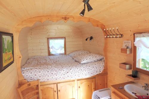 une chambre dans une petite maison avec un lit dans l'établissement Maison charmante à Modène avec piscine privée, à Modène