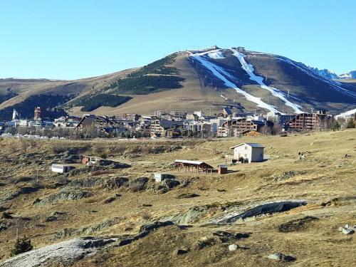 LʼHuezにあるAppartement de 2 chambres a Huez a 30 m des pistes avec vue sur la ville et balcon amenageのギャラリーの写真