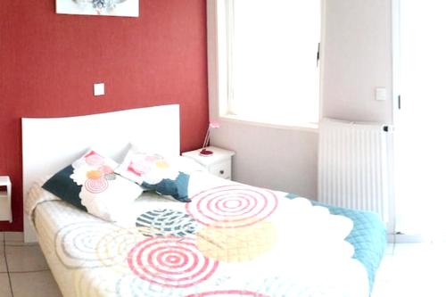 a bedroom with a bed with pillows on it at Appartement cosy à Hendaye, 45 m², parking inclus in Hendaye