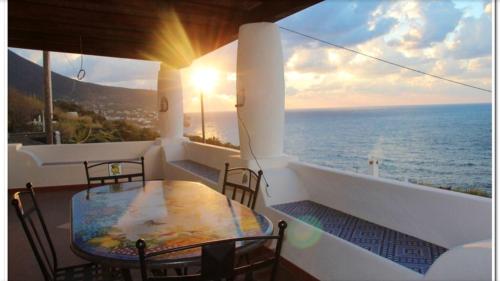 2 bedrooms house with sea view enclosed garden and wifi at Malfa