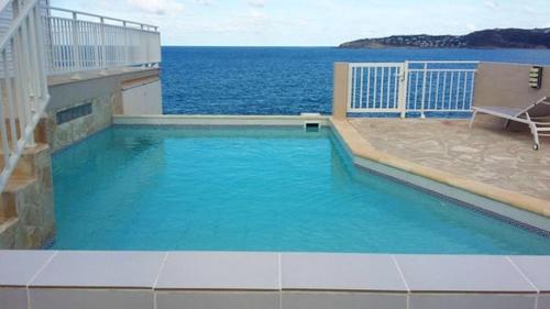 สระว่ายน้ำที่อยู่ใกล้ ๆ หรือใน 2 bedrooms villa at Saint Barthelemy 500 m away from the beach with sea view private pool and terrace