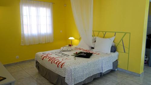 Кровать или кровати в номере Appartement romantique à Deshaies - 46 m² - spa et piscine