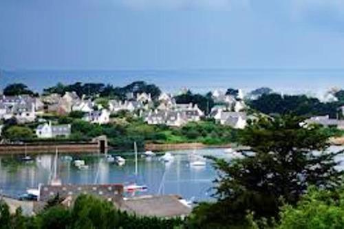 Maison de 3 chambres avec vue sur la mer jardin clos et wifi a Plougasnou a 1 km de la plage