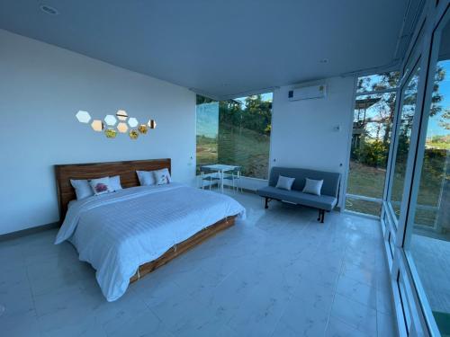 um quarto com uma cama grande e uma parede azul em Tawan Villa เขาค้อ em Khao Kho