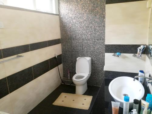 Vonios kambarys apgyvendinimo įstaigoje 2 bedrooms appartement with enclosed garden and wifi at Goodlands