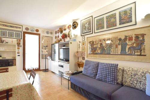 Posezení v ubytování Charming apartment in Pacengo, garden view, 60 sqm