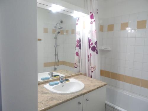 Phòng tắm tại Appartement charmant Villeneuve-lès-Avignon, 55 m² + Terrasse