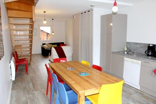 クソンリュプト・ロンジュメールにあるAppartement de 2 chambres a Xonrupt Longemerのキッチン、ダイニングルーム(木製のテーブルと椅子付)