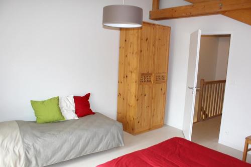 クソンリュプト・ロンジュメールにあるAppartement de 2 chambres a Xonrupt Longemerのベッドルーム1室(ベッド1台付)、木製のドア