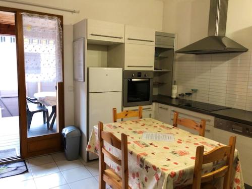 Η κουζίνα ή μικρή κουζίνα στο Maison charmante à Saint-Martin-de-Brômes avec piscine partagée