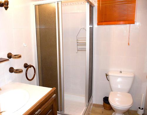 O baie la Appartement spacieux à La Roche-sur-le-Buis avec piscine privée.