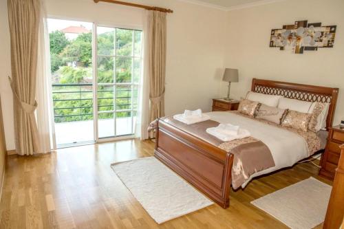 Tempat tidur dalam kamar di 2 bedrooms house with sea view furnished terrace and wifi at Santa Cruz 1 km away from the beach