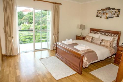 Letto o letti in una camera di 2 bedrooms house with sea view furnished terrace and wifi at Santa Cruz 1 km away from the beach