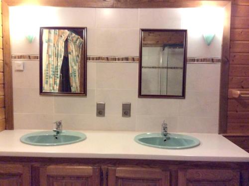 een badkamer met 2 wastafels en een spiegel bij Chalet de 4 chambres avec jardin amenage a Lalaye in Lalaye