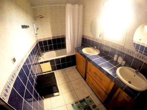 een badkamer met 2 wastafels, een bad en een douche bij Appartement de 3 chambres avec vue sur la mer jardin clos et wifi a Le Tampon a 8 km de la plage in Le Tampon