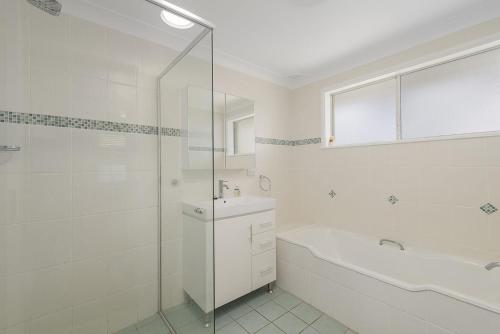 Un baño de East Point Holiday Home