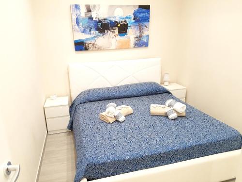 - une chambre avec un lit et 2 serviettes dans l'établissement One bedroom apartement with wifi at Canicatti, à Canicattì