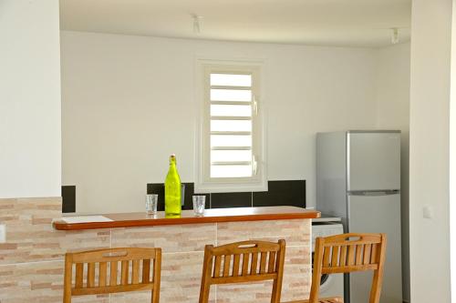 Kuchyň nebo kuchyňský kout v ubytování Appartement cosy Les Trois-Îlets 85 m² jardin verdoyant