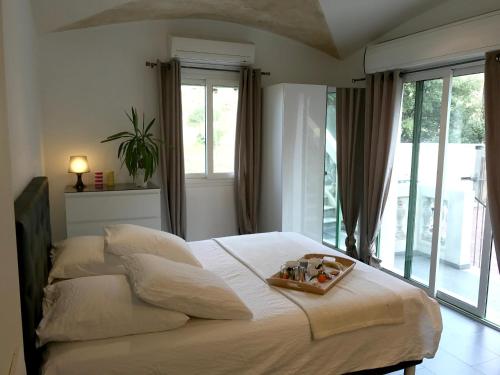 Postel nebo postele na pokoji v ubytování Villa ensoleillée à Pietralba avec piscine privée