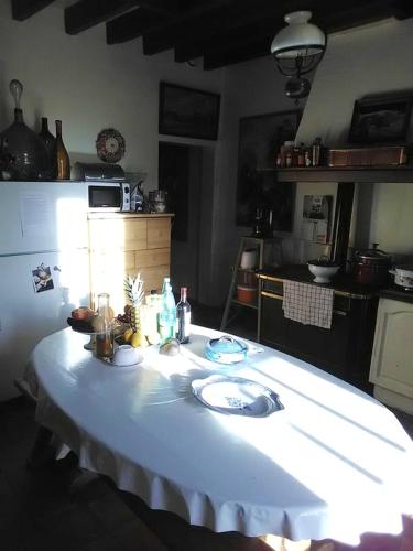 Η κουζίνα ή μικρή κουζίνα στο Maison rustique près de Callen avec piscine