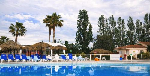 Swimmingpoolen hos eller tæt på Bungalow Confortable à Fréjus avec Piscine Partagée