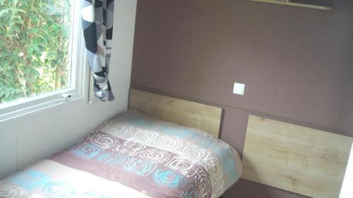 En eller flere senge i et værelse på Bungalow Confortable à Fréjus avec Piscine Partagée