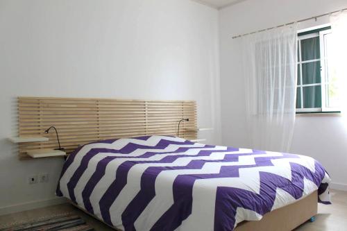Ein Bett oder Betten in einem Zimmer der Unterkunft 2 bedrooms house with terrace at Nazare 1 km away from the beach